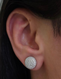 Brinco Cravejado Relevo Prata 925 Banho Ródio e Zircônias