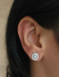 Brinco Redondo Bordas Cravejadas e Ponto Prata 925 Banho Ródio e Zircônias