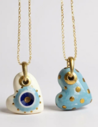 Colar Coração Cerâmica Olho Grego Branco / Azul Com Bolinhas Prata 925 Banho Ouro 18k